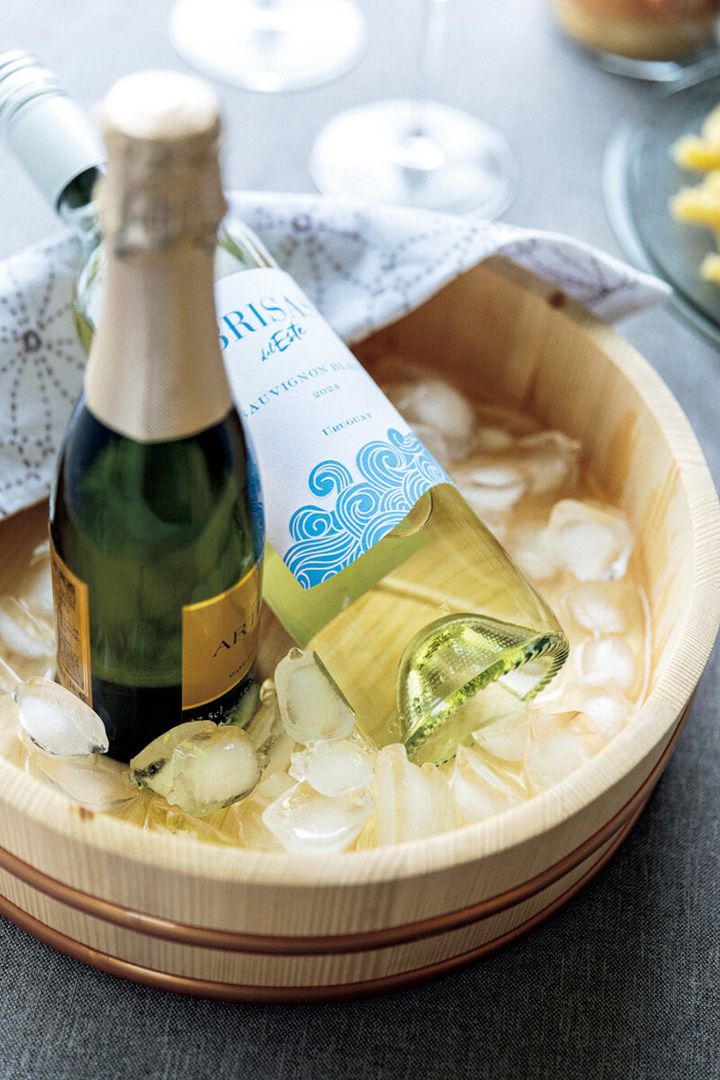 ワインをたしなむ休日のブランチは、バゲットやパスタなど温かいものもガラスのプレートに盛るだけで夏仕様に。