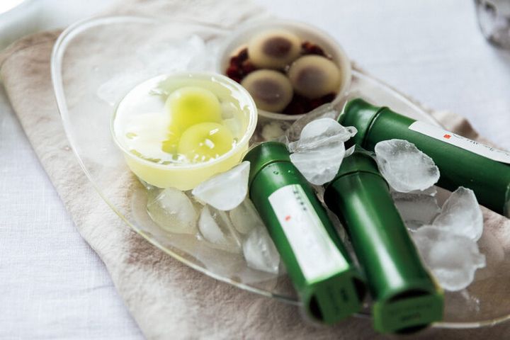 夏は、葛切りや水まんじゅうといった透き通った涼やかな見た目のお菓子を選び、ガラスの器と氷でさらに涼感アップ。