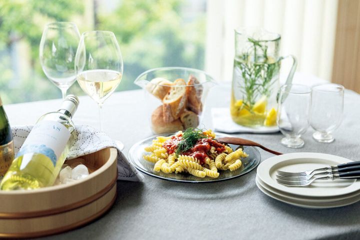 銘々皿はイイホシユミコさんの陶磁器。