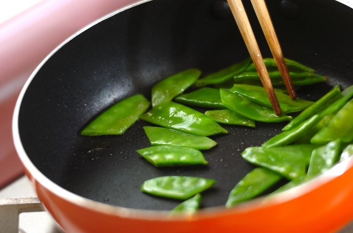 キヌサヤのナンプラーきんぴらの作り方1