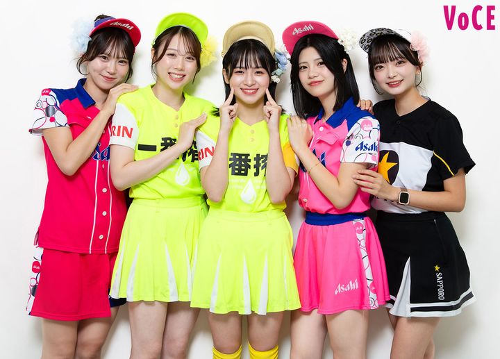 汗だくで球場を駆け回っているのに、最後までかわいいビールの売り子さん！