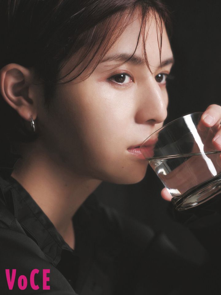 【VOCE10月号の舞台裏】“見る美容液“山田涼介がモノトーンの世界に佇み、自身の“準備”と“攻め”について語る！