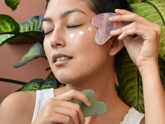 フェイスマッサージする女性