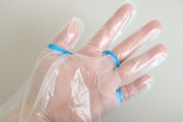 ダイソーの指の根本で固定される手袋ピタット