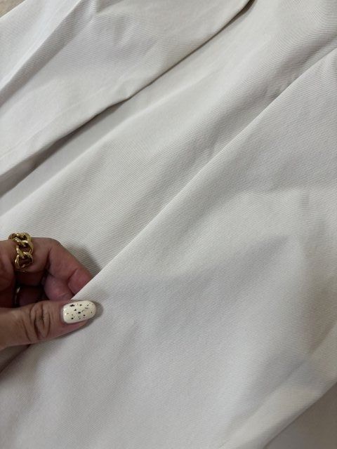 少しチノっぽいカジュアルな印象の生地