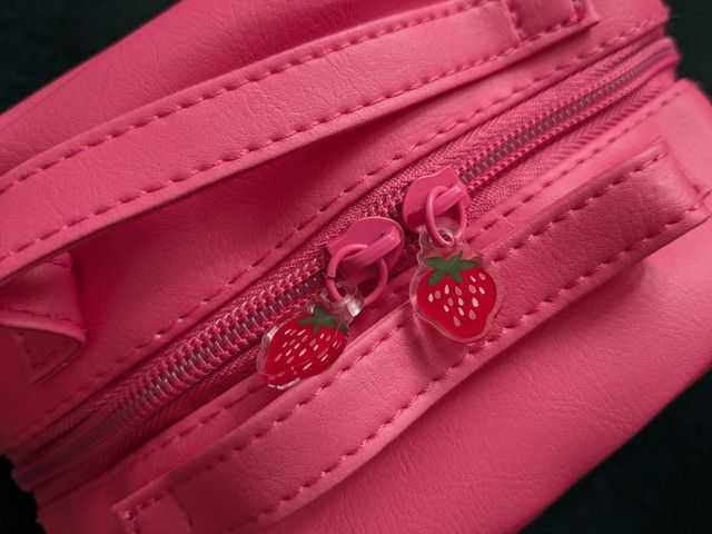 BETTY'S BLUE コスメポーチのファスナーチャーム部分