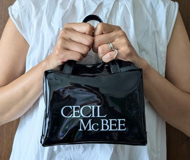 CECIL McBEEのコスメポーチを手に持った様子