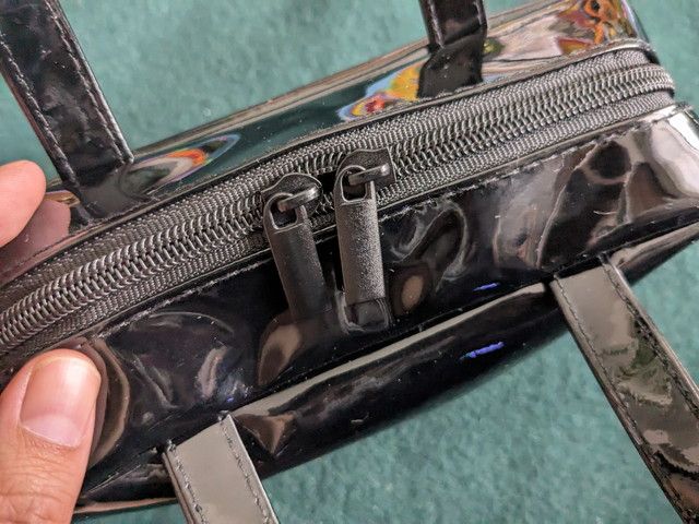 CECIL McBEEコスメポーチのダブルファスナー部分