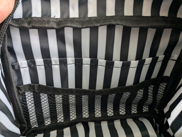 CECIL McBEEコスメポーチのメッシュポケット付き内装