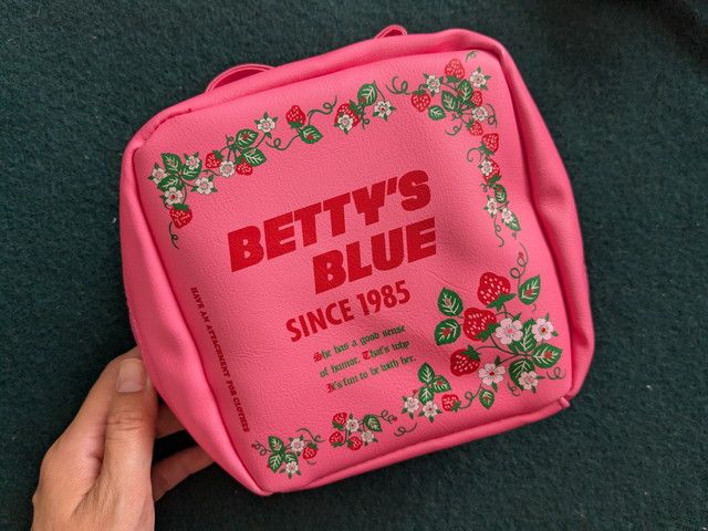 BETTY'S BLUE コスメポーチの表面デザイン