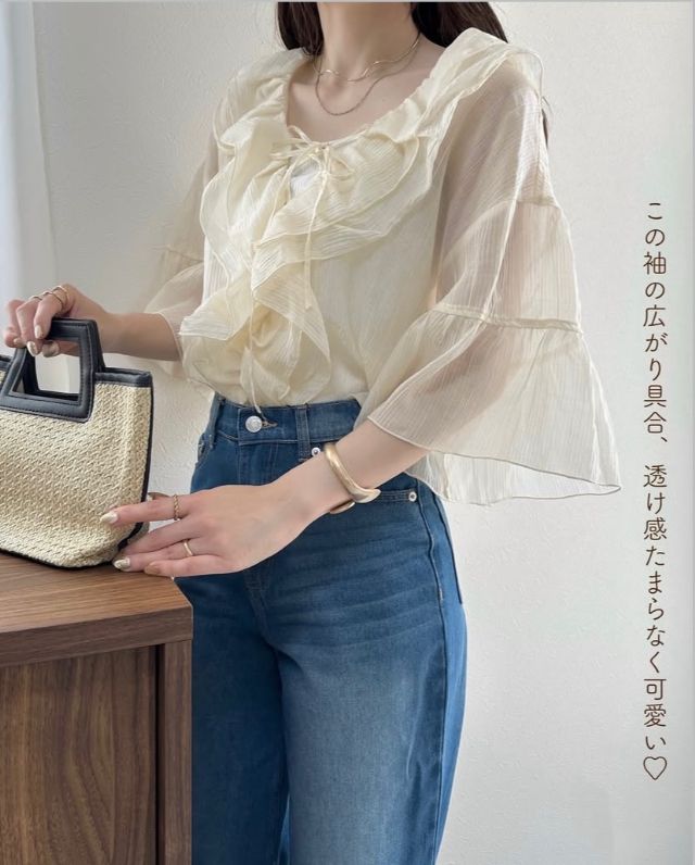 フリルブラウス