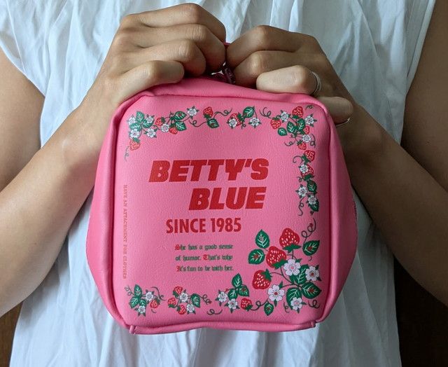 BETTY'S BLUE コスメポーチを手に持った様子