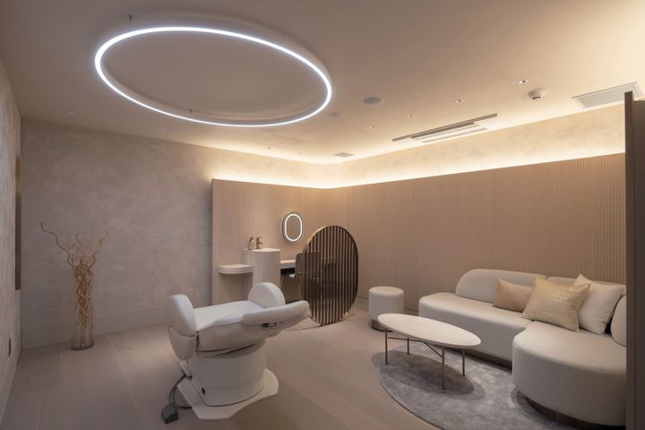 今回の「ララドクター」は約 30分 ￥13,200。鎮静作用もあるので、アドバテックスレーザー（全顔 ￥27,500）と組み合わせる人が多数。他にインモード Vリフト ￥44,000、ポテンツァダイヤモンドチップ（顔） ￥44,000など、ダウンタイムがほとんどない施術に加えクマ取り、糸リフト、注入まで幅広いリクエストに対応。ニキビやニキビ跡治療も充実しており、最近は男性顧客も増えているそう。