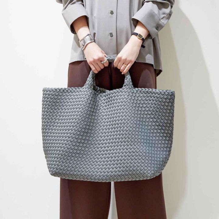 画像: オフィススタイルにもいち早く秋色を取り入れて気分をシフト