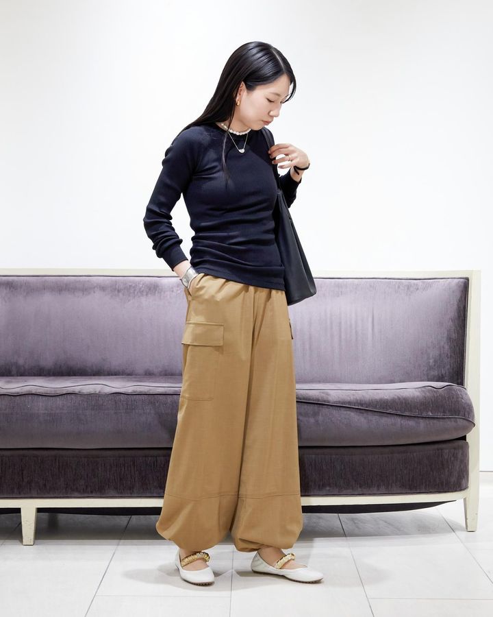 画像: HYKEのトップス￥11,000・パンツ￥28,600・TOD'Sのシューズ￥116,600・MORPHEEのバッグ￥33,00（全てBARNEYS NEW YORK）