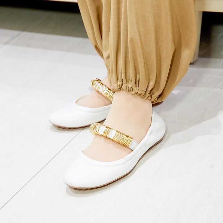 画像1: 「HYKE」のカットソートップスと「TOD'S」のフラットシューズを合わせて