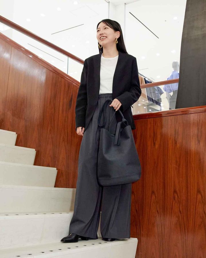 画像: ジャケット￥36,300・中に着たトップス￥14,300・パンツ￥28,600・シューズ￥35,200・ZATTUのショルダーバッグ￥37,400（全てBARNEYS NEW YORK ）