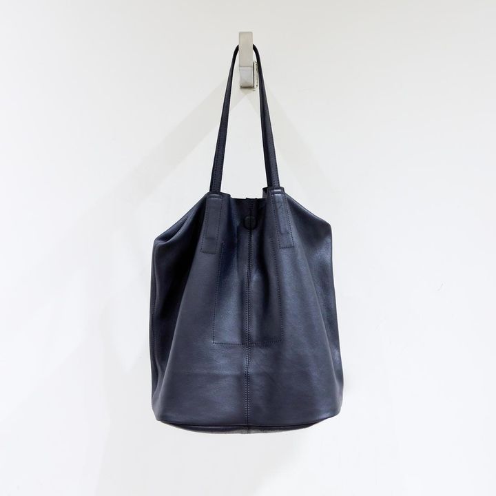 画像2: 「HYKE」のカットソートップスと「TOD'S」のフラットシューズを合わせて