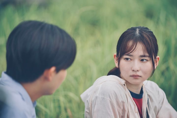 長尾謙杜×山田杏奈、純愛と疑惑が交錯する『恋に至る病』 清廉と危うさを切り取った場面写真公開