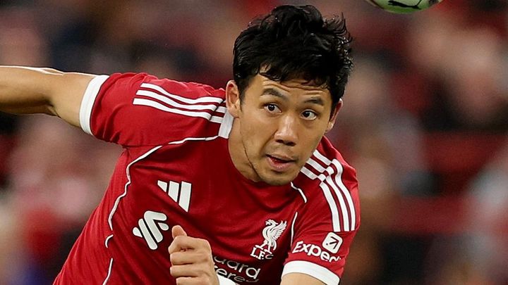 リヴァプール遠藤航、プレミア開幕戦で右サイドバックとして途中出場も苦戦…「相手に狙われていた」とOBが指摘