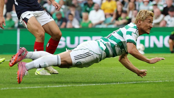 セルティック前田大然、ダイビングヘッドで今季初ゴール！レジェンドOBは”新相棒“との連携を称賛