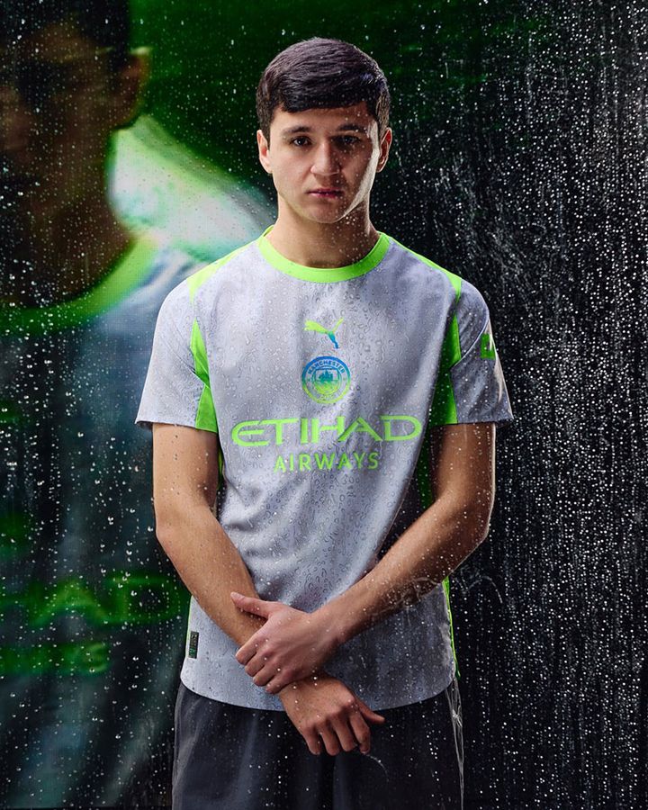 プレミアリーグ強豪、なんと「雨空デザイン」の新ユニフォームを発表！色使いが独特すぎる