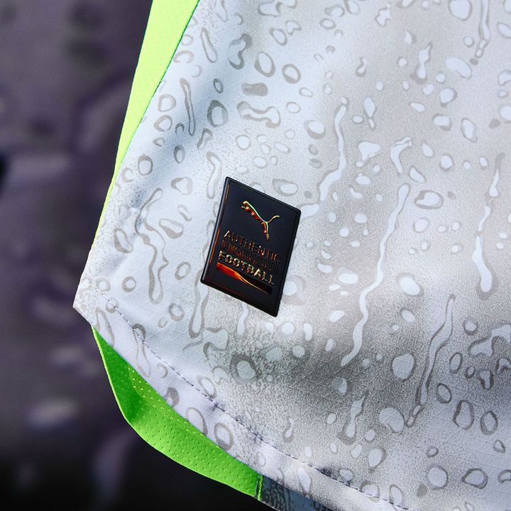 プレミアリーグ強豪、なんと「雨空デザイン」の新ユニフォームを発表！色使いが独特すぎる