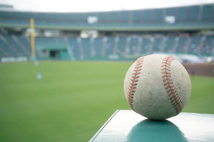 プロ野球の観戦中、ファウルボールに当たってけがをした場合、球団側に損害賠償請求できる？（画像はイメージ）