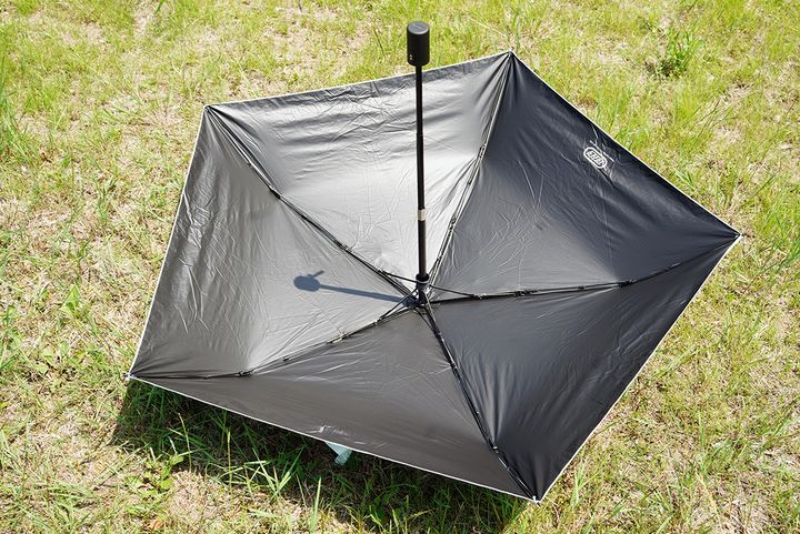 「オールウェザー UV 自動開閉傘」の裏面は日差しと紫外線を99.9％以上カットするためか、まっ黒です。あまり涼しげとはいえません。