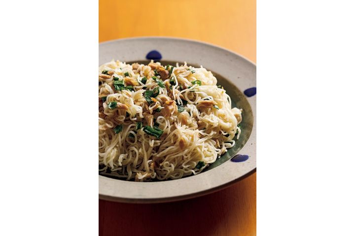 おかずにも酒の肴にもなるツナとネギの“素麺プットゥルー”