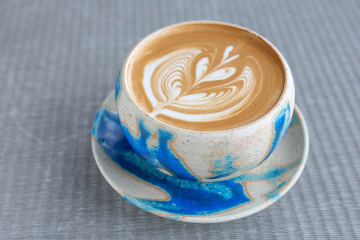 「ラテ」720円。アイスもホットも。