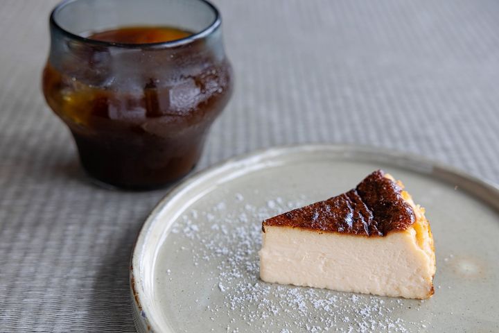 老若男女に人気の「バスクチーズケーキ」600円、「ブラックコーヒー」600円