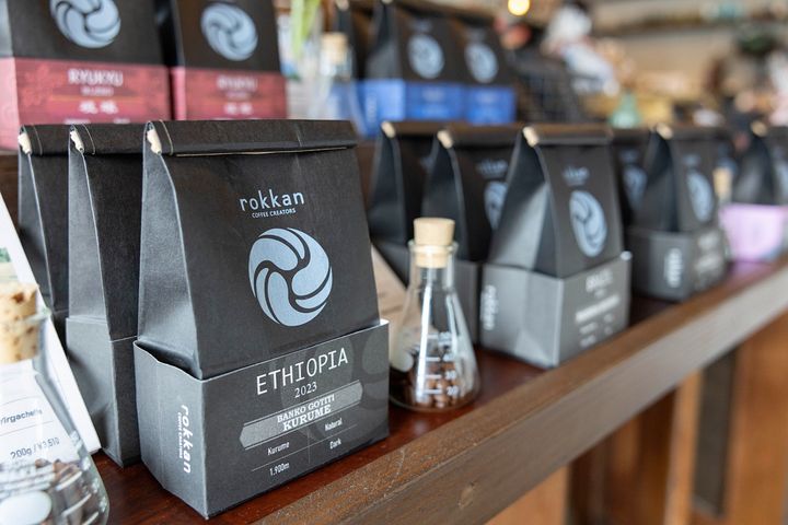 パッケージにもデザインされているお店のロゴは、琉球王朝第二尚家の家紋「左三つ巴」（ひだりみつともえ）を意識したもの