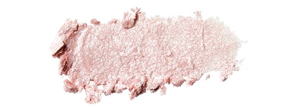 透け感ある淡い色を、薄く繊細に重ねていくことで、パーツやフェイスラインにさりげないけど確実な変化が起こります。