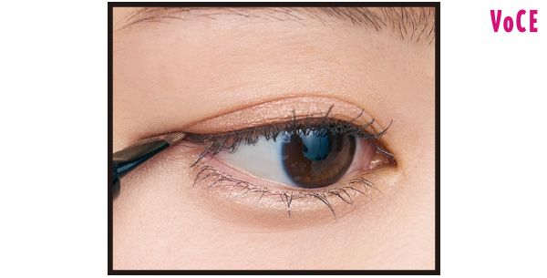 2.目尻をまつげ1本分延長