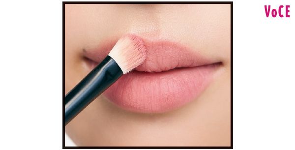 リップブラシではなく、シャドウブラシなど太めのものを