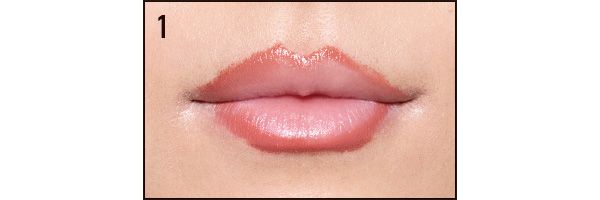 シャープな山の形のままオーバーに輪郭をとったら、下唇は少し内側から描き始め、中央だけはみ出すように輪郭を描く。