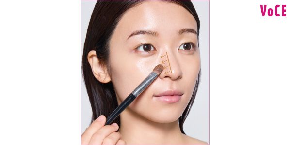 鼻筋脇からサイドに向かって自然に消えるように影を描く