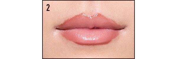 上で描いた輪郭の内側にヌーディなベージュリップを塗り重ねれば完成。下唇を少し小さめにすることで、メリハリが。