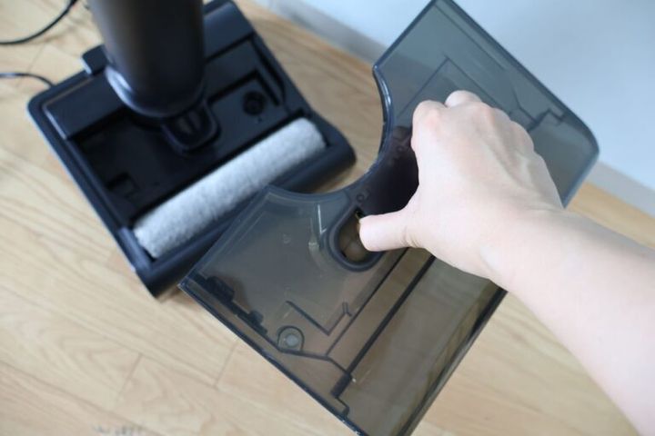 「水拭きモード」「水拭きモード（強）」では水をタンクに入れる