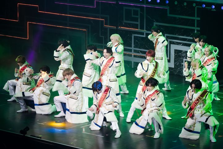 “NINJA”と刻まれた⾚い襷がかかった⽩の⾐裳に⾝を包んだ16⼈が堂々登場