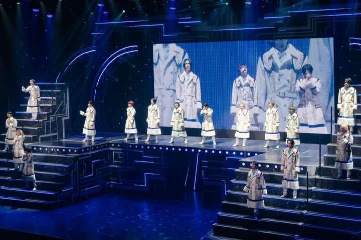 眩しい光に包まれると、光を放つ輪のセットから少年忍者のメンバーが1⼈ずつ順番に現れる