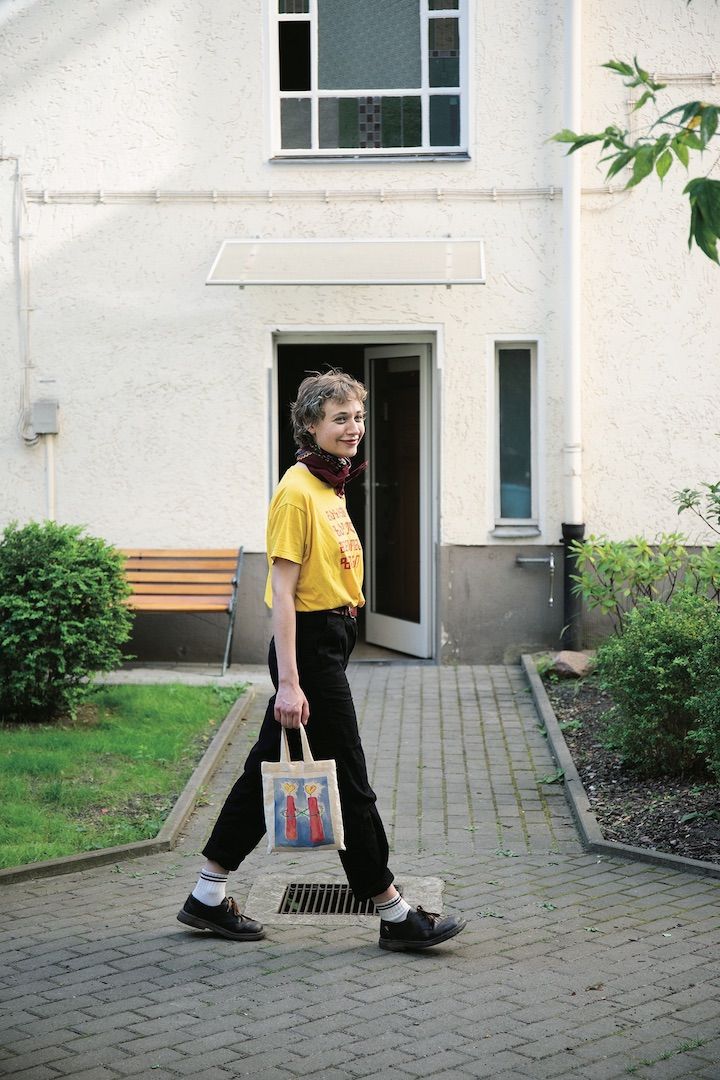 ビタミンカラーのアイテムで、夏気分を盛り上げる！【パリジェンヌの一週間コーデ】