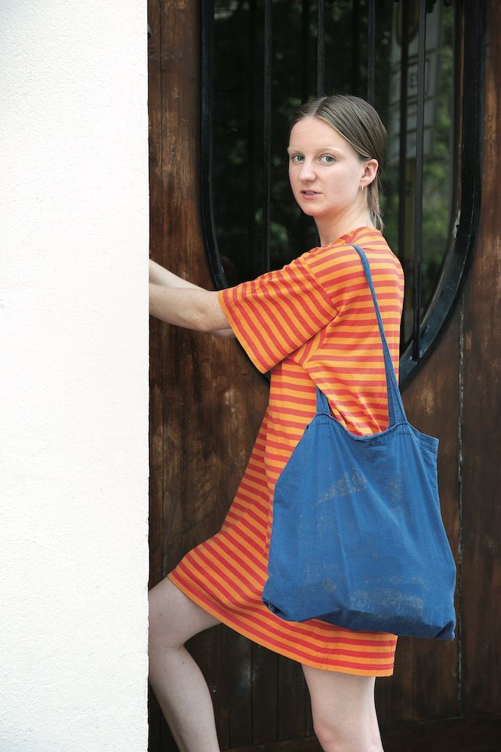 ビタミンカラーのアイテムで、夏気分を盛り上げる！【パリジェンヌの一週間コーデ】