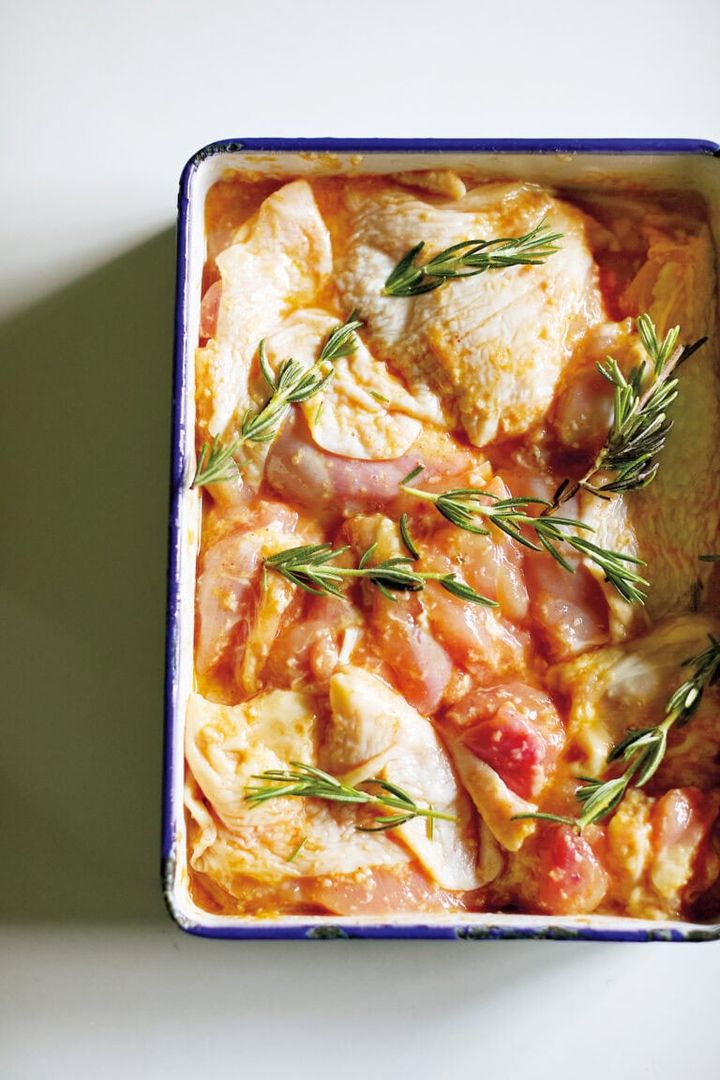 麹調味料をからめると、鶏肉がしっとりやわらかな食感に。さらにローズマリーで爽やかな風味を足し、ワンランク上の仕上がりへ。