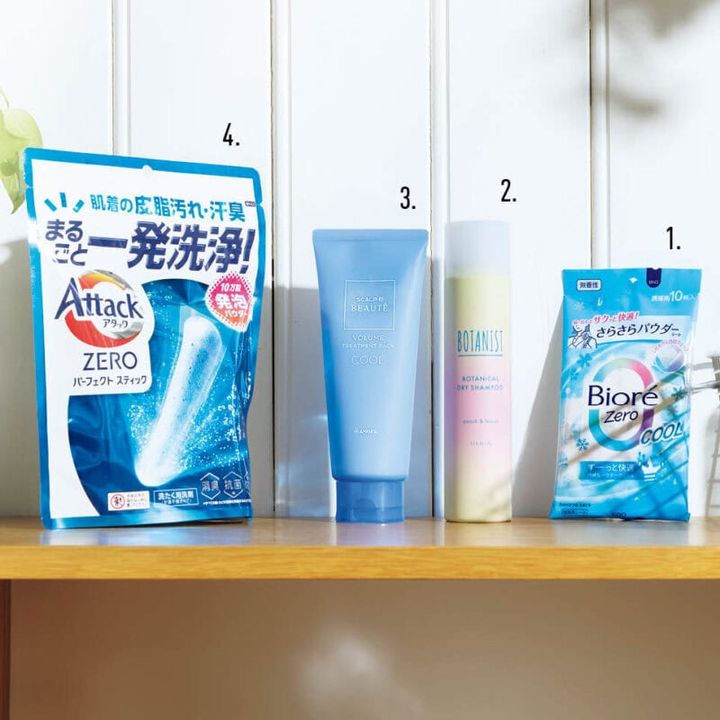 1.「汗をかいたことを忘れるほどの爽快感！」。ビオレZeroさらさらパウダーシート クール無香性 10枚 275円（編集部調べ・花王） 2.「ロケのある日は日中、ドライシャンプーでベタつく髪をサラサラに」。ボタニスト ボタニカルドライシャンプー アイスピーチレモネードの香り 95g 1320円（I-ne） 3. 「乾かし終わるまでクール感が持続してくれます」。スカルプD ボーテ トリートメントパック ボリューム クール 200mL 24 75円（アンファー） 4.⽩さだけではなくニオイもしっかりクリアに！「夏の粘り気のある⽪脂汚れもオフしてくれ、着ていて気持ちがいい」。アタックZE RO パーフェクトスティック 16本入り 500円（編集部調べ・花王）
