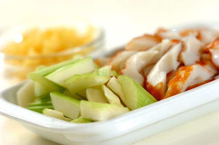 セロリとちくわのサラダの下準備1