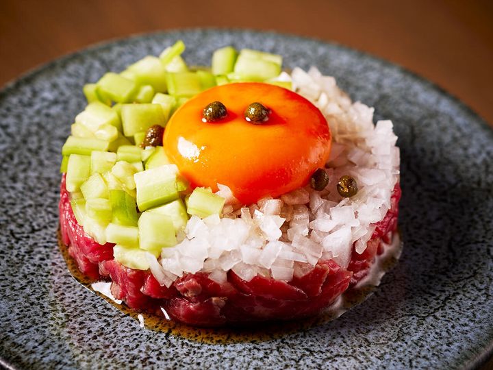 乃木坂『焼肉神石 西麻布』の「炙りユッケ 濃厚玉子と熟成だれ」