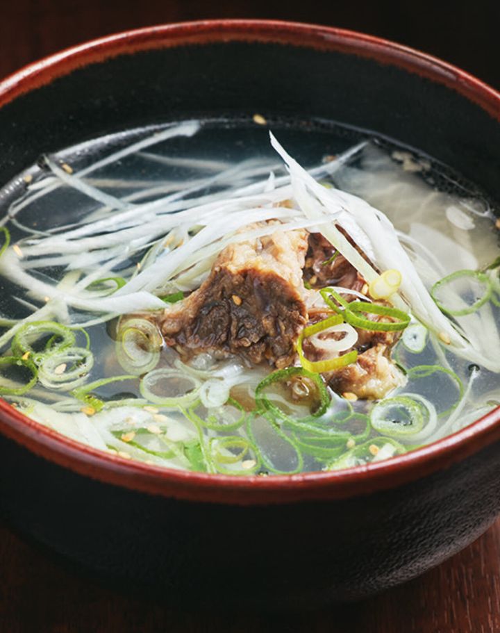 麻布十番『新鮮ホルモン ランボー』の「テールスープ（塩）」