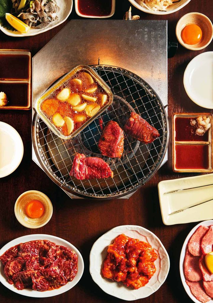 麻布十番『新鮮ホルモン ランボー』の「赤辛ホルモン」、「ハラミ」、「生タン塩」、「センマイ刺し」、「にんにく焼」